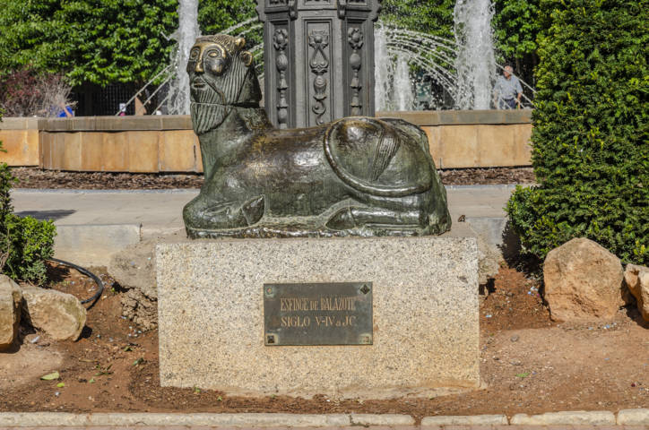 Albacete 10 - plaza del Altozano - escultura Esfinge de Balazote.jpg
